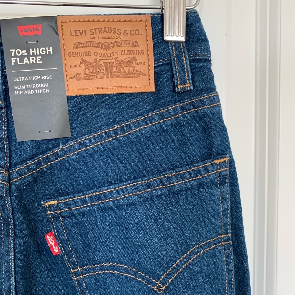Leviβs 70s High Rise Flare Jean in Sonoma Wash - Picture 5 of 9